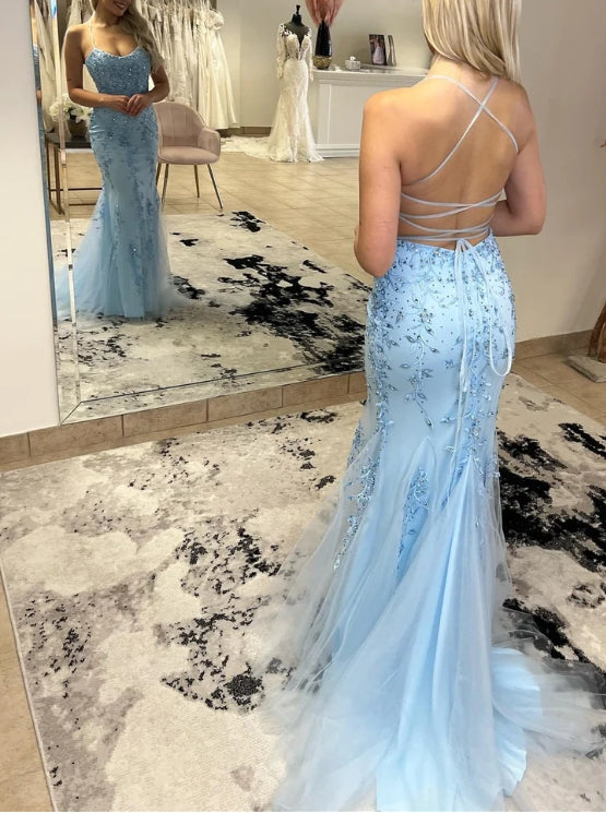 Vestido de fiesta de corte trompeta con escote redondo, cordones y apliques